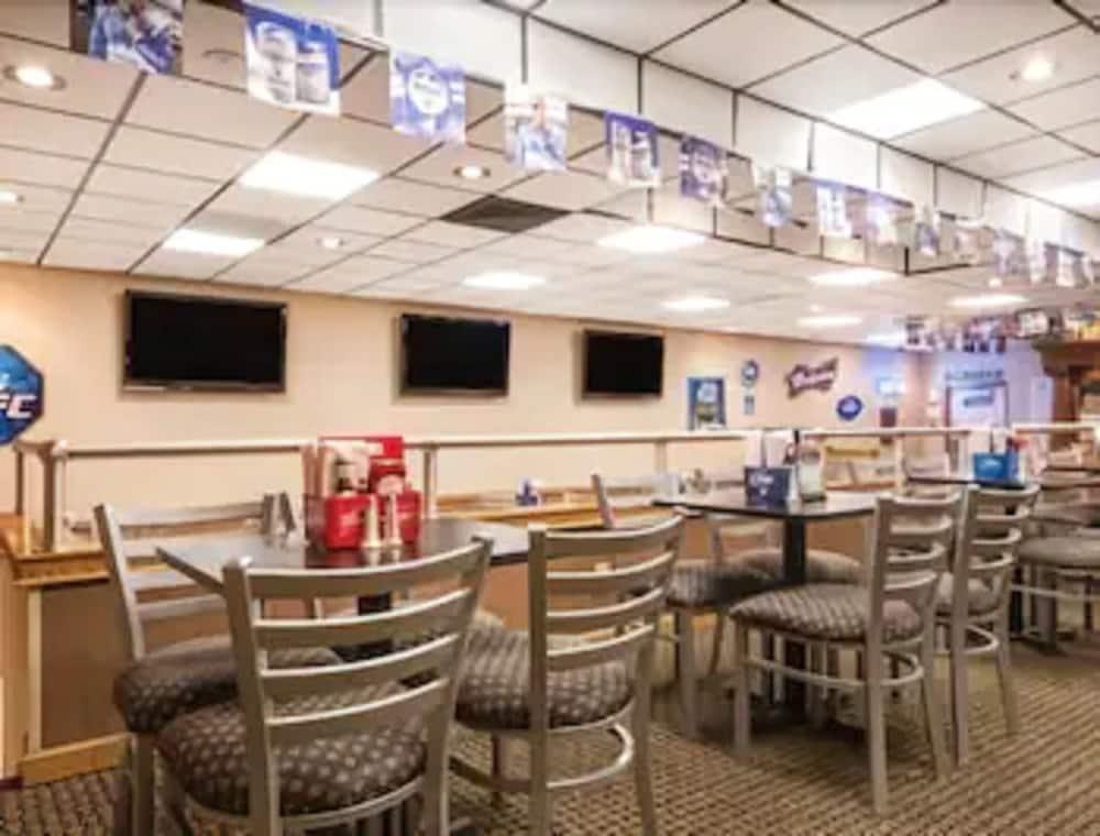Ramada By Wyndham Paintsville Hotel & Conference Center Kültér fotó