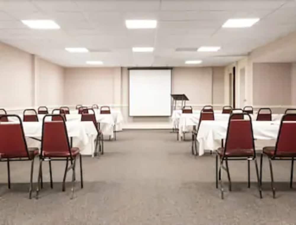 Ramada By Wyndham Paintsville Hotel & Conference Center Kültér fotó
