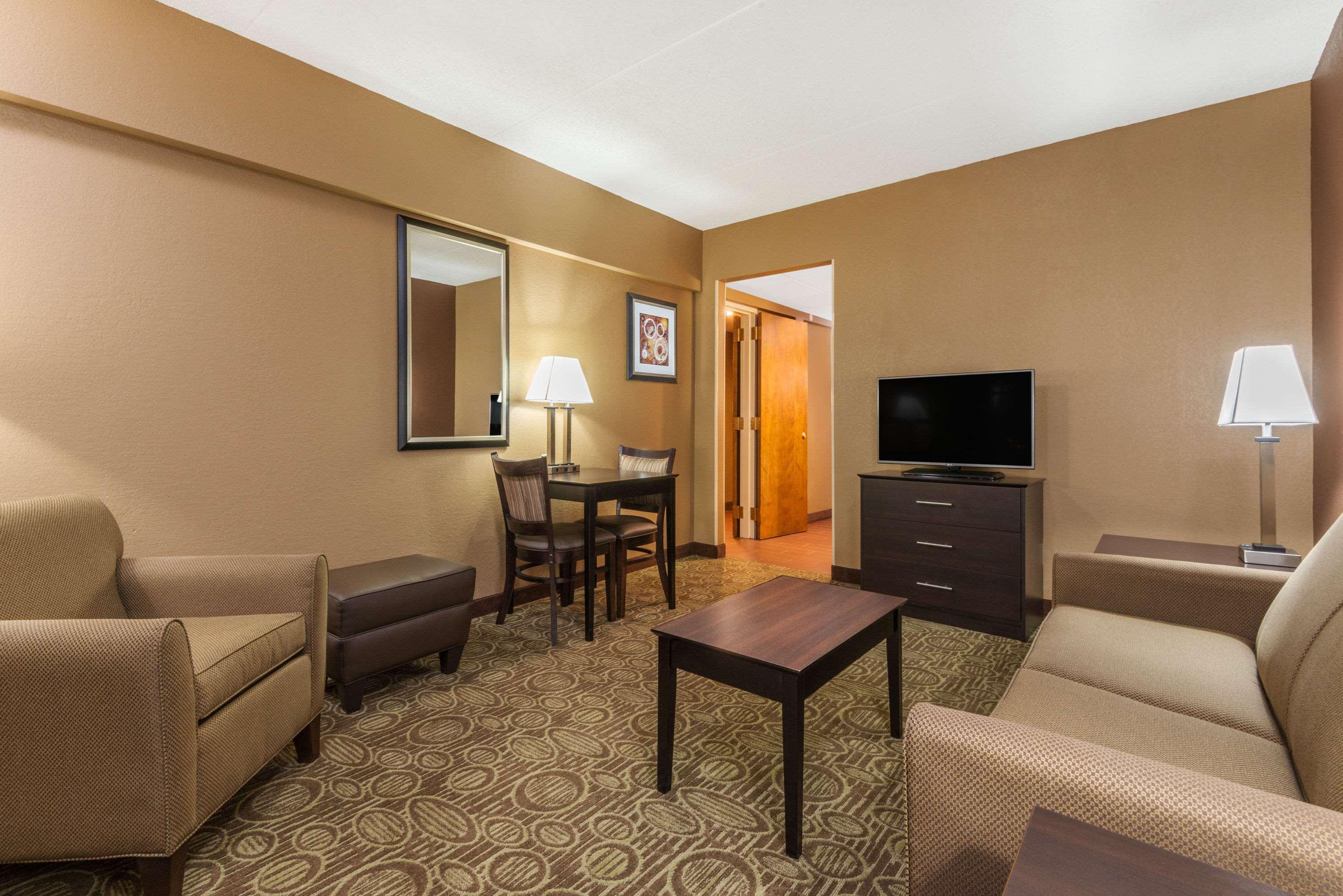 Ramada By Wyndham Paintsville Hotel & Conference Center Kültér fotó